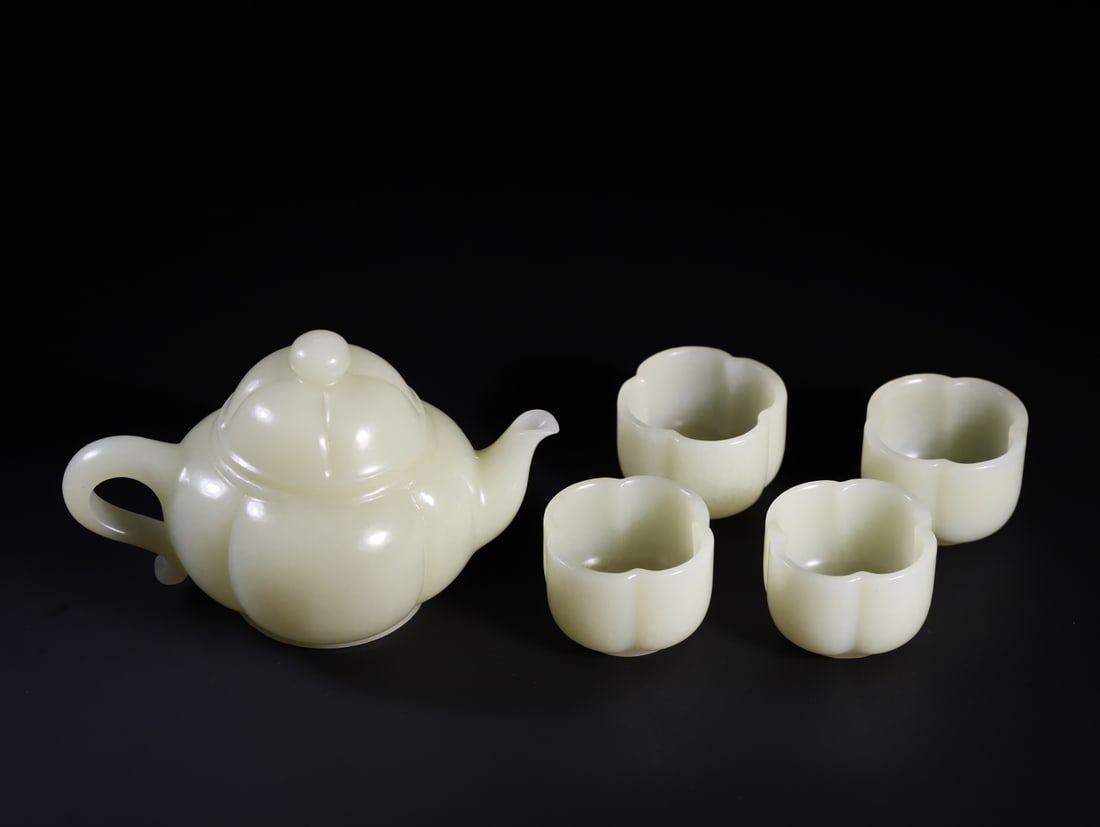 A Hetian jade teapot: Hetian jade teapot SIZE: Pot H: 8.5cm L: 13.3cm W: 8.6cm Cup H: 3.4cm W: 4.8cm Total W: 503.4g (The Dimensions Of All Batches Are Manually Measured.If You Need More Detailed Information, Please Contac
