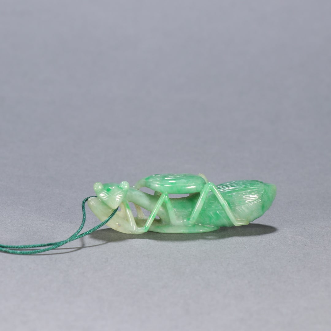 A jade mantis carving from the Qing Dynasty: Qing Dynasty jade mantis carving SIZE: H:1.8cm W:6.1cm W:22.6g (The Dimensions Of All Batches Are Manually Measured.If You Need More Detailed Information, Please Contact Our Customer Service Before Bi
