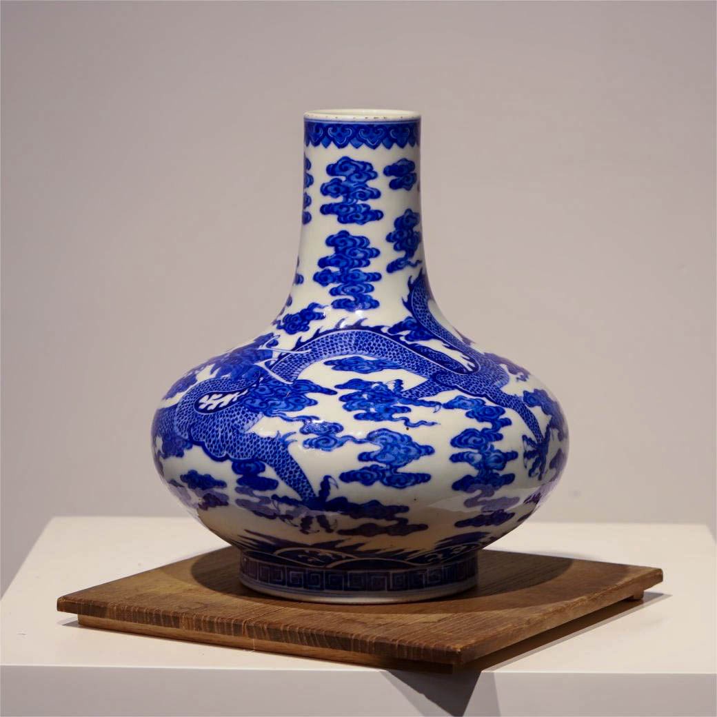 A Qing Dynasty blue and white cloud dragon pattern water chestnut bottle (1 of 9)