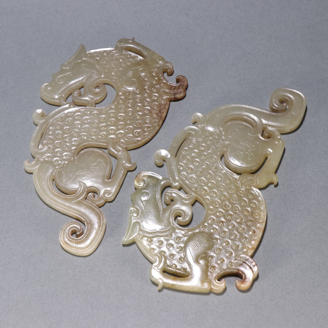 A pair of Han and Tian jade dragon-shaped jade (1 of 9)