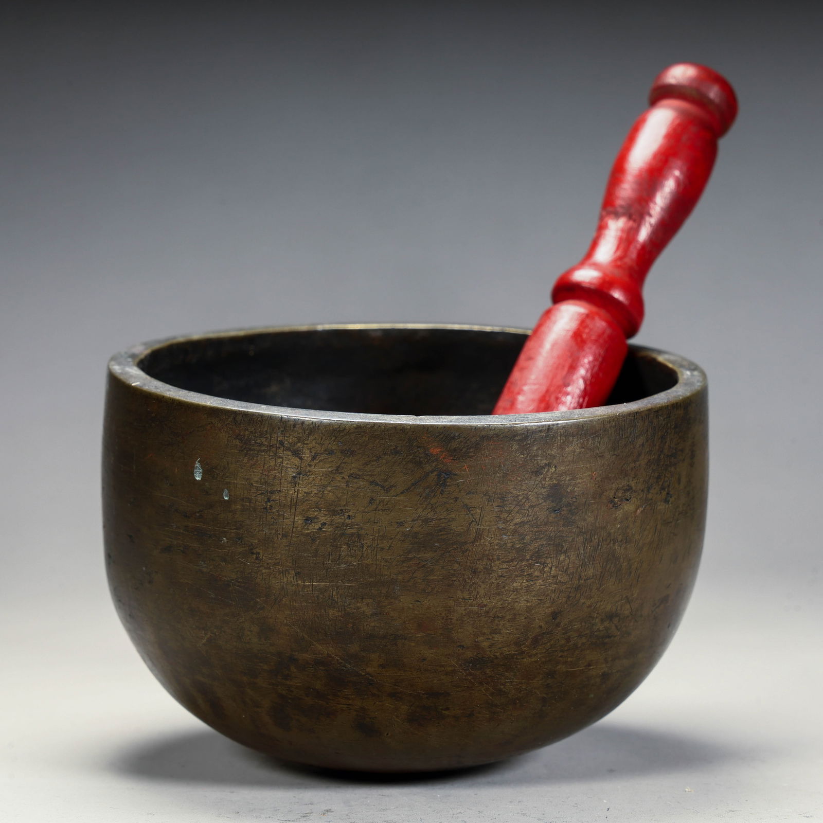 Qing Dynasty copper singing bowl with red mallet: Qing Dynasty copper singing bowl with red mallet Size: L: 9cm W:12.5cm H:12.5cm W:890g (The Dimensions Of All Batches Are Manually Measured.If You Need More Detailed Information, Please Contact Our Cu