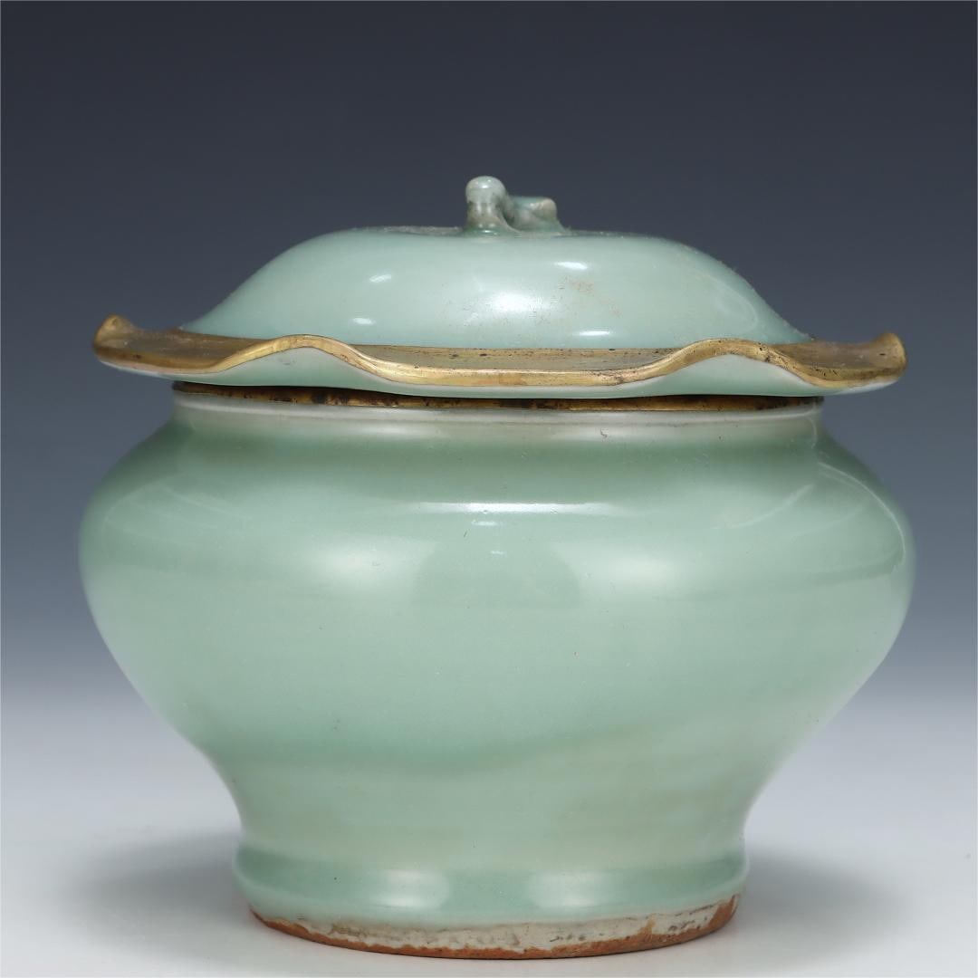 Song Dynasty Longquan powder celadon lotus leaf lid jar: Song Dynasty Longquan powder celadon lotus leaf lid jar Size:H:13.8cm Belly diameter:15.7cm (The Dimensions Of All Batches Are Manually Measured.If You Need More Detailed Information, Please Contact O