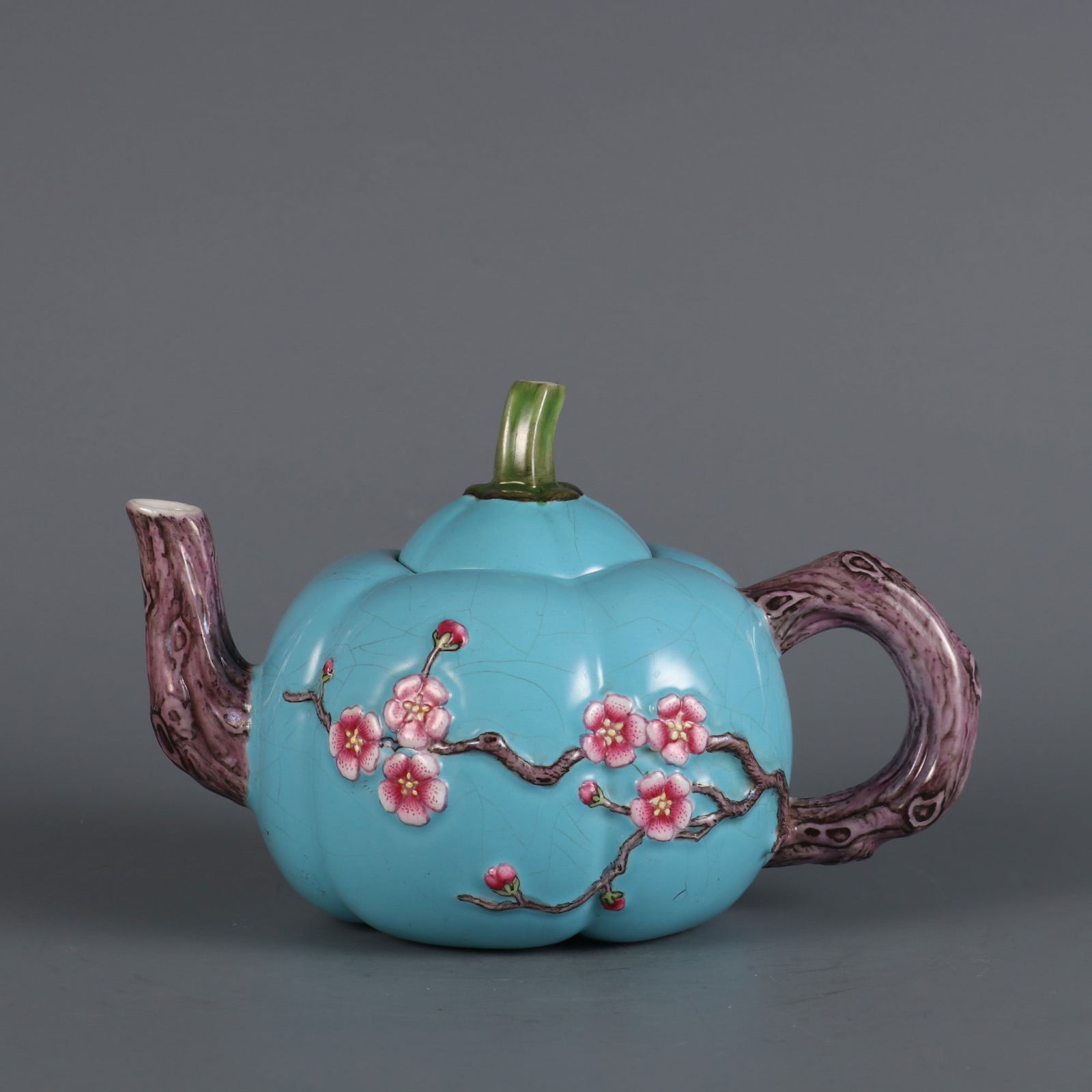 Qing Dynasty Qianlong year turquoise green glaze stacked plastic colored plum pattern pumpkin pot: Qing Dynasty Qianlong year turquoise green glaze stacked plastic colored plum pattern pumpkin pot Size:H:10.7cm D:16.5cm Cover the diameter:5cm (The Dimensions Of All Batches Are Manually Measured.If