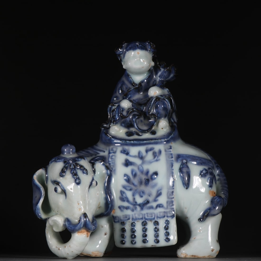The blue and white elephant riding boy ornament of the Yuan Dynasty (1 of 8)