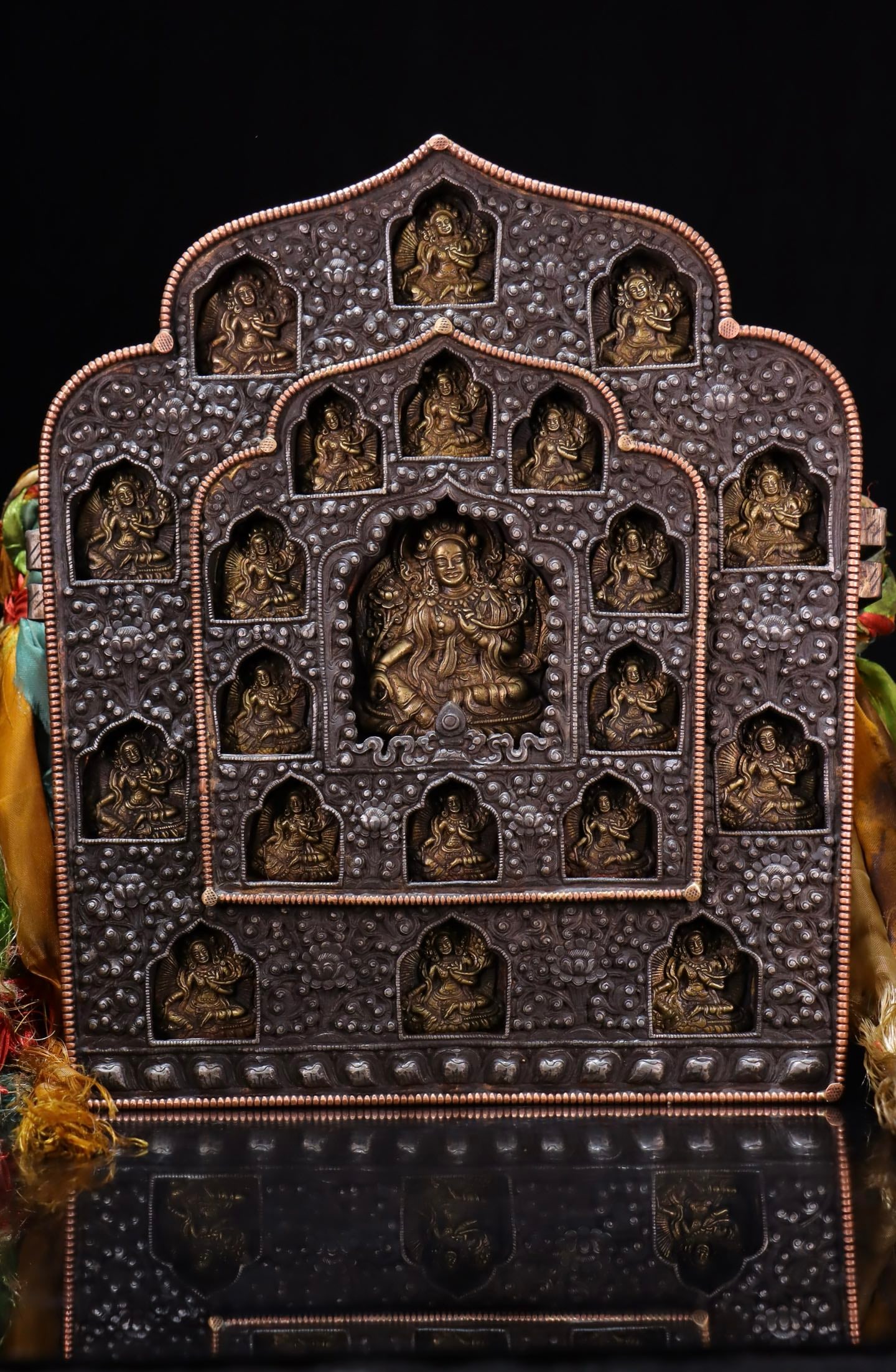 Exquisite heavenly iron inlaid copper 21st degree Mother Buddha shrine: Exquisite heavenly iron inlaid copper 21st degree Mother Buddha shrine Size:H:34W:32T:13.5cm (The Dimensions Of All Batches Are Manually Measured.If You Need More Detailed Information, Please Contact