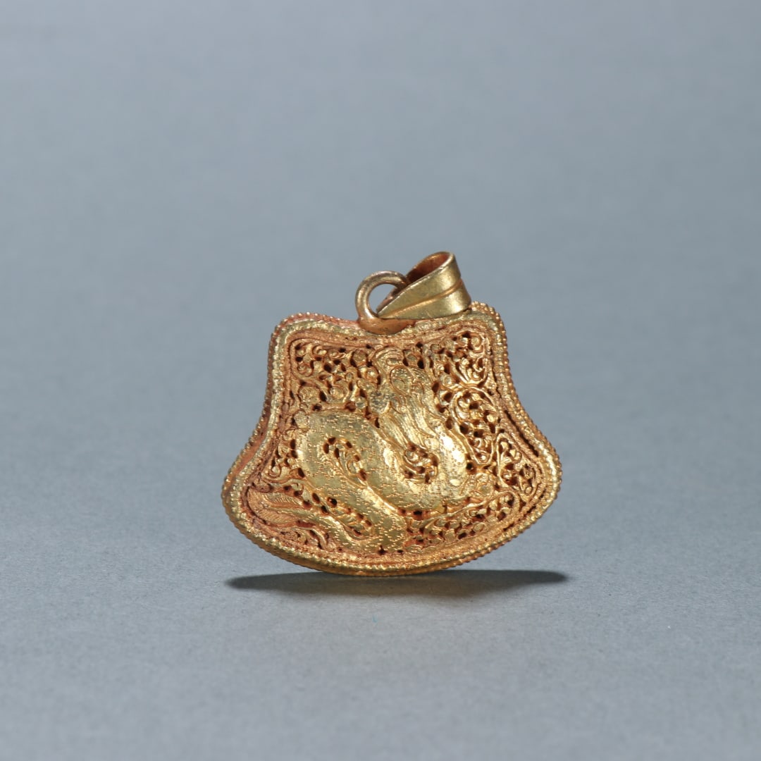Qing Dynasty copper gilt dragon pattern lock pendant: Qing Dynasty copper gilt dragon pattern lock pendant Size:H:4cm W:4.5cm W:31.4g (The Dimensions Of All Batches Are Manually Measured.If You Need More Detailed Information, Please Contact Our Customer