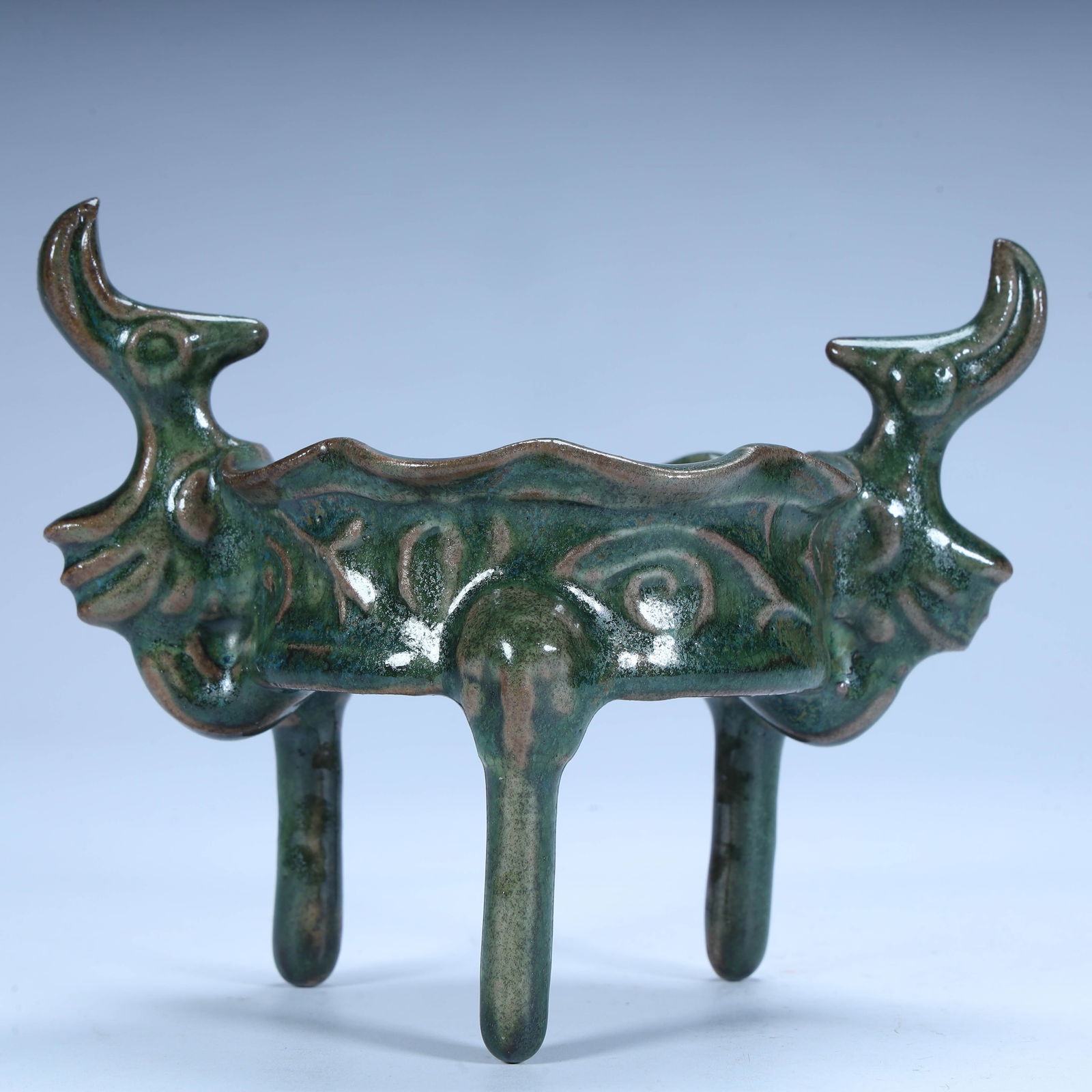 Qing Dynasty antique copper glazed phoenix head three-legged furnace: Qing Dynasty antique copper glazed phoenix head three-legged furnace Size: H:11cm L: 13.5cm W:9cm W:206g (The Dimensions Of All Batches Are Manually Measured.If You Need More Detailed Information, Ple