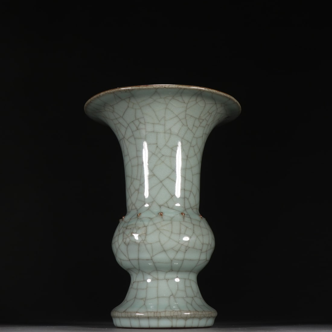 The celadon flower cup of the official kiln of the Song Dynasty: The celadon flower cup of the official kiln of the Song Dynasty Size:H:21cm W:15.4cm (The Dimensions Of All Batches Are Manually Measured.If You Need More Detailed Information, Please Contact Our Cust