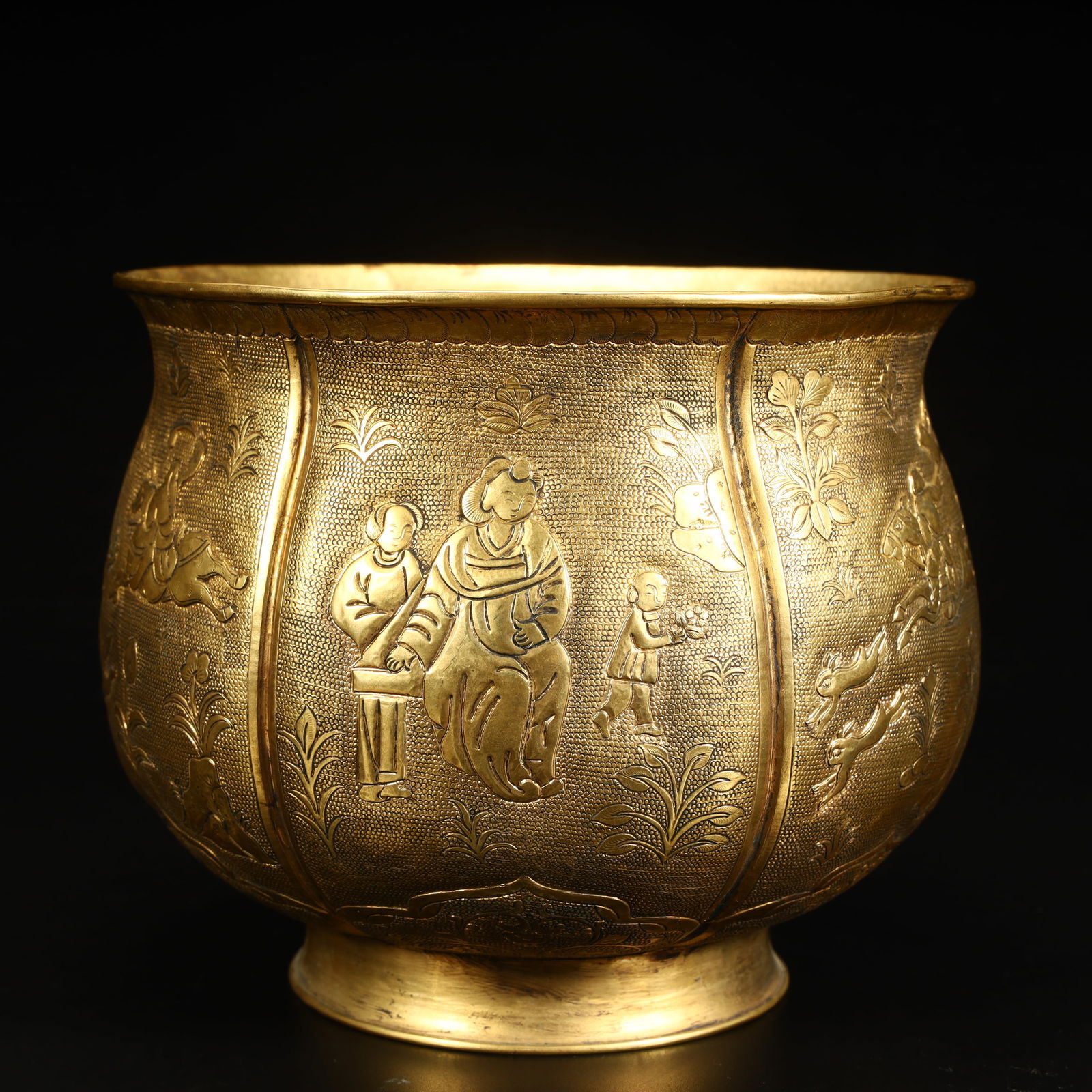 Qing Dynasty copper gilt figure pattern bowl: Qing Dynasty copper gilt figure pattern bowl SIZE: H:12.8cm L: 15cm W:15cm W:814g (The Dimensions Of All Batches Are Manually Measured.If You Need More Detailed Information, Please Contact Our Custome
