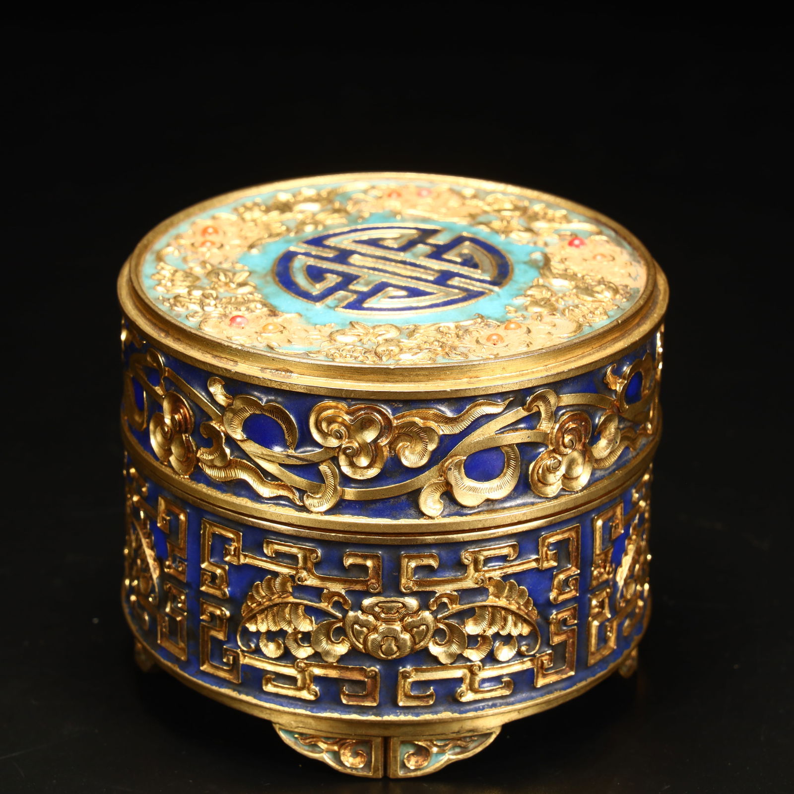 Qing Dynasty copper gilt inlaid enamel longevity pattern incense box: Qing Dynasty copper gilt inlaid enamel longevity pattern incense box SIZE: H:7.5cm L: 9.5cm W:9.5cm W:579g (The Dimensions Of All Batches Are Manually Measured.If You Need More Detailed Information, P