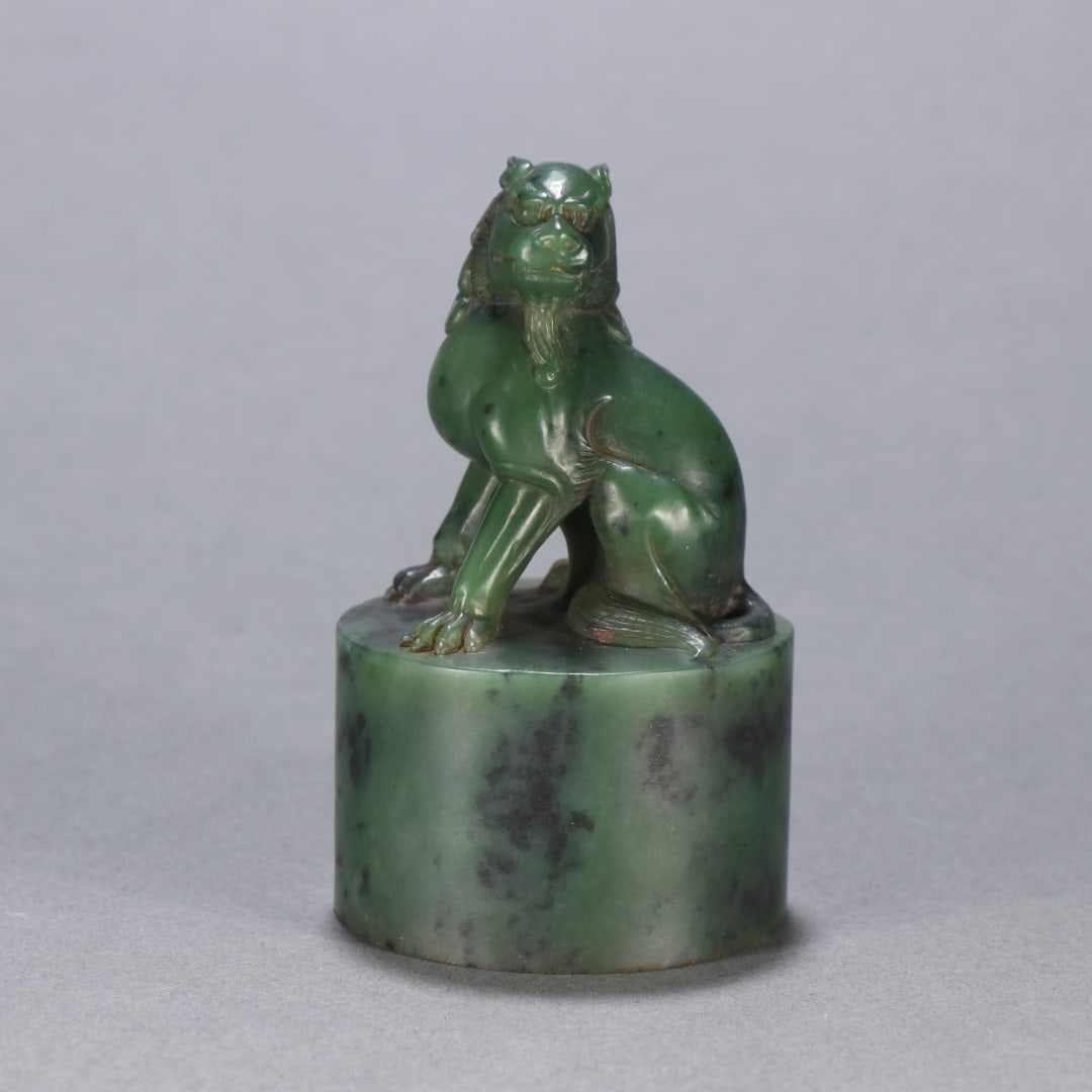 Exquisite Hetian jasper auspicious beast button seal: Exquisite Hetian jasper auspicious beast button seal Size:H:8.2cm W:4.9cm W:235.5g (The Dimensions Of All Batches Are Manually Measured.If You Need More Detailed Information, Please Contact Our Custom