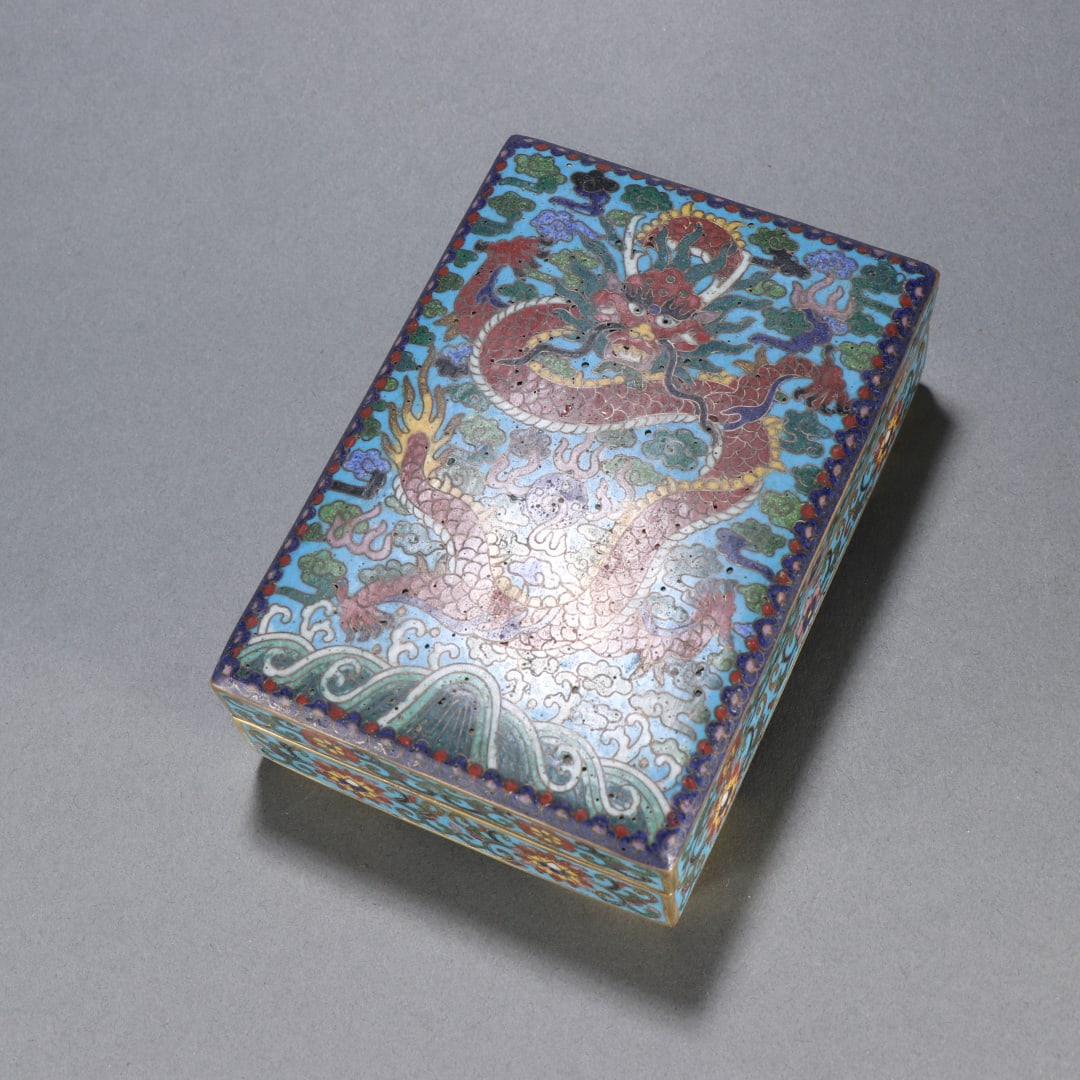 Qing Dynasty copper gilt cloisonné blue dragon pattern lid box: Qing Dynasty copper gilt cloisonné blue dragon pattern lid box Size:H:4.9cm W:14cm W:897.6g (The Dimensions Of All Batches Are Manually Measured.If You Need More Detailed Information, Please Contact