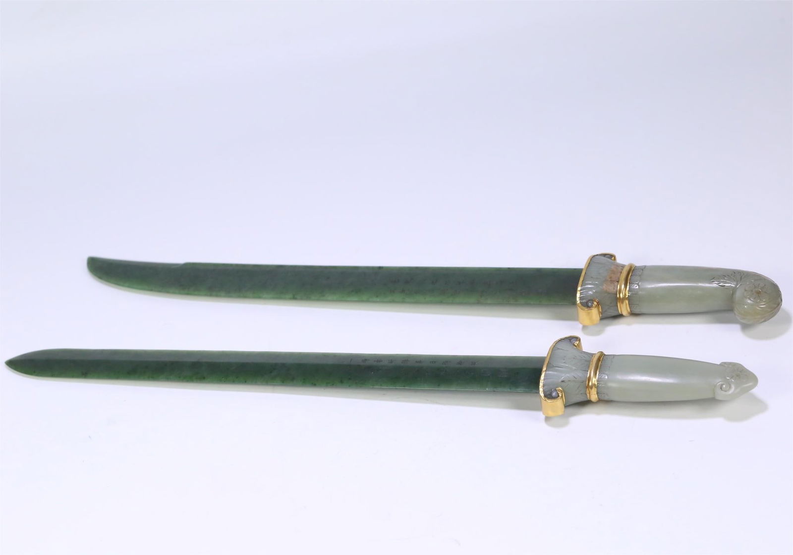 The Qing Dynasty's Hetian jade-handled jasper body sword: The Qing Dynasty's Hetian jade-handled jasper body sword Size:48x6.5x3cm W:865g (The Dimensions Of All Batches Are Manually Measured.If You Need More Detailed Information, Please Contact Our Customer