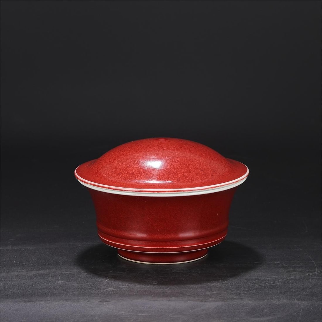 The ruby red glazed large gaiwan made in the Xuande period of the Ming Dynasty (1 of 9)