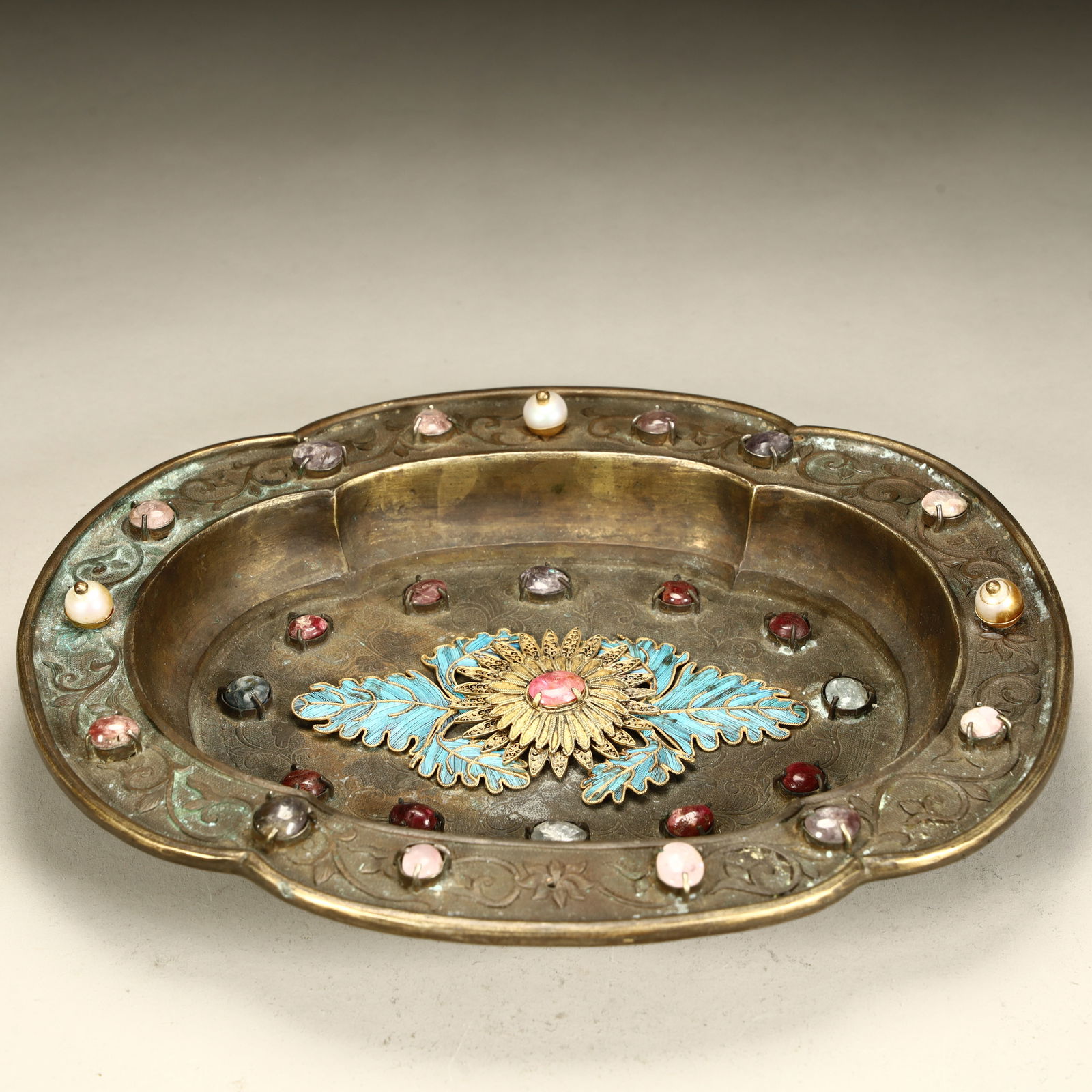 Qing Dynasty copper gilt inlaid treasure burnt blue floral pattern tray: Qing Dynasty copper gilt inlaid treasure burnt blue floral pattern tray SIZE: H:3.5cm L: 19cm W:16.5cm W:449g (The Dimensions Of All Batches Are Manually Measured.If You Need More Detailed Information