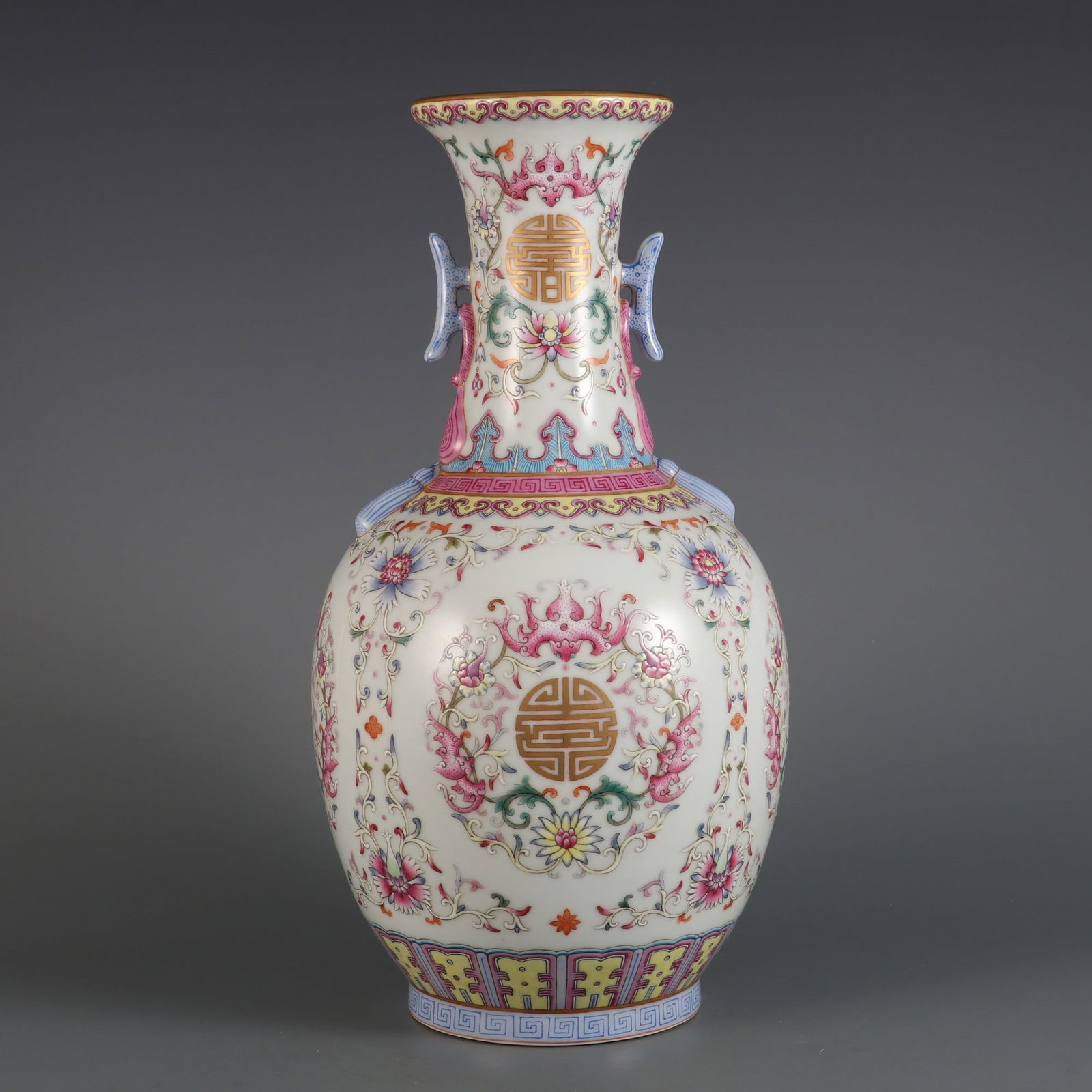 The pastel Fushou amphora made in the Qianlong period of the Qing Dynasty: The pastel Fushou amphora made in the Qianlong period of the Qing Dynasty Size:H:34.6cm Belly diameter:17cm Calibre:9.5cm (The Dimensions Of All Batches Are Manually Measured.If You Need More Detailed