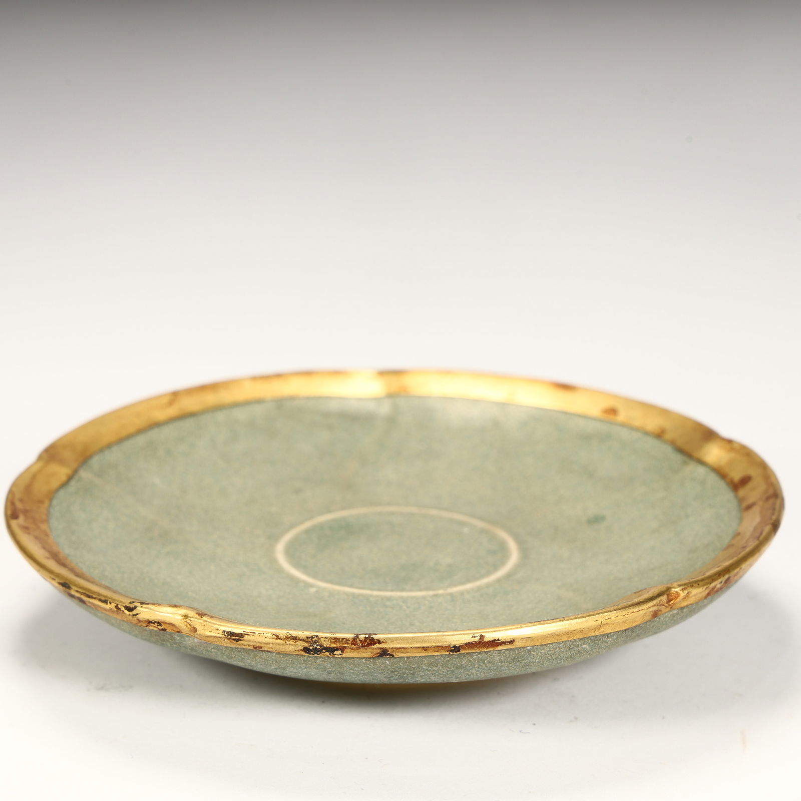 The celadon porcelain has a delicate opening and a flower mouth shape with gilt edges: The celadon porcelain has a delicate opening and a flower mouth shape with gilt edges SIZE: H:3cm L: 13.5cm W:13.5cm W:237g (The Dimensions Of All Batches Are Manually Measured.If You Need More Detail