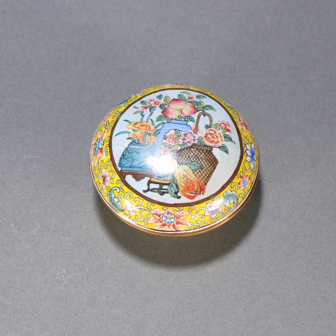 Qing Dynasty copper tire painting enamel Bogu pattern cover box: Qing Dynasty copper tire painting enamel Bogu pattern cover box Size:H:2.9cm W:5.6cm W:74.1g (The Dimensions Of All Batches Are Manually Measured.If You Need More Detailed Information, Please Contact