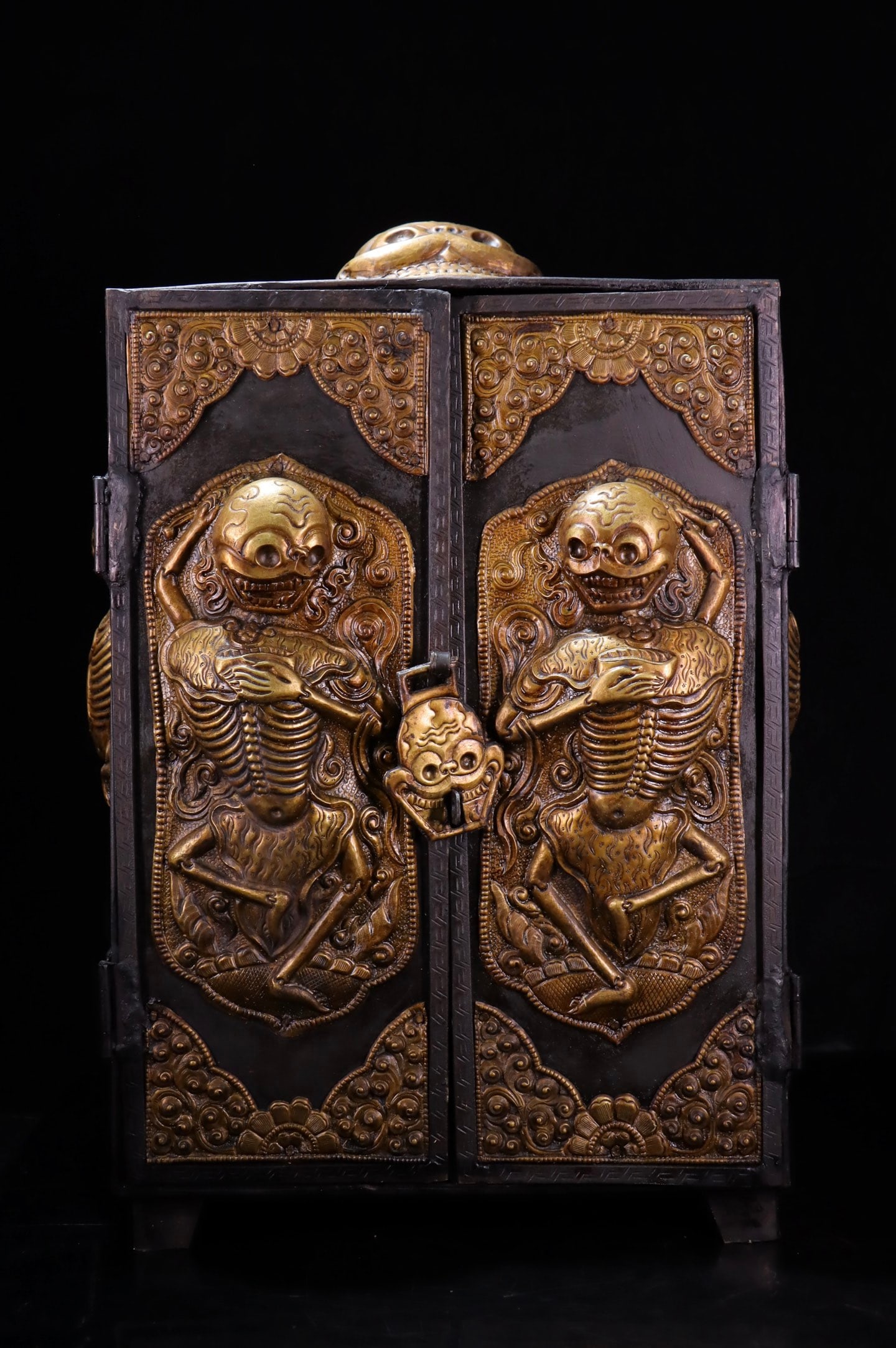 Exquisite heavenly iron inlaid copper corpse dolin cabinet: Exquisite heavenly iron inlaid copper corpse dolin cabinet Size:30X16X47cm (The Dimensions Of All Batches Are Manually Measured.If You Need More Detailed Information, Please Contact Our Customer Servi