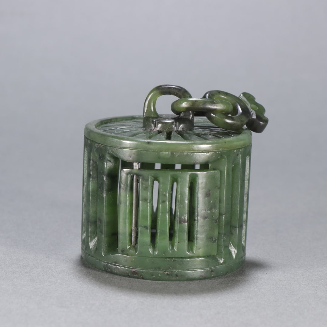 Exquisite Hetian jade jasper cricket cage: Exquisite Hetian jade jasper cricket cage Size:H:5.7cm W:5.5cm W:112.1g (The Dimensions Of All Batches Are Manually Measured.If You Need More Detailed Information, Please Contact Our Customer Service