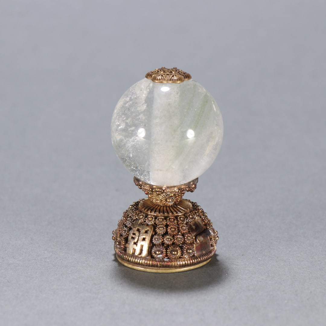 The copper gilt of the Qing Dynasty inlaid with crystal hats: The copper gilt of the Qing Dynasty inlaid with crystal hats Size:H:5.2cm Pearl diameter:3cm W:59.2g (The Dimensions Of All Batches Are Manually Measured.If You Need More Detailed Information, Please