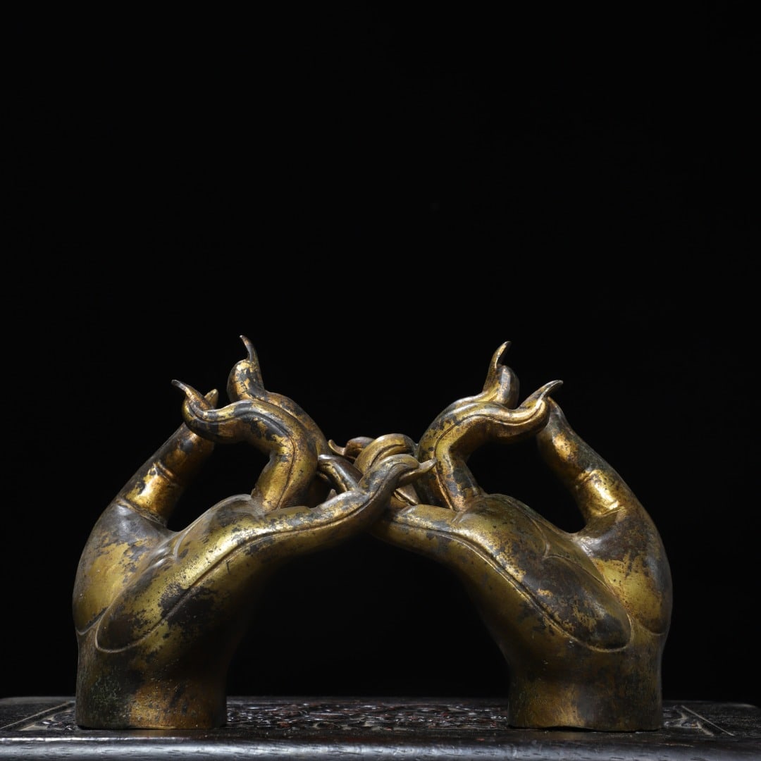 Exquisite copper gilt Buddha hand ornaments: Exquisite copper gilt Buddha hand ornaments Size:H:19cm W:16cm T:12cm W:3.2kg (The Dimensions Of All Batches Are Manually Measured.If You Need More Detailed Information, Please Contact Our Customer Se