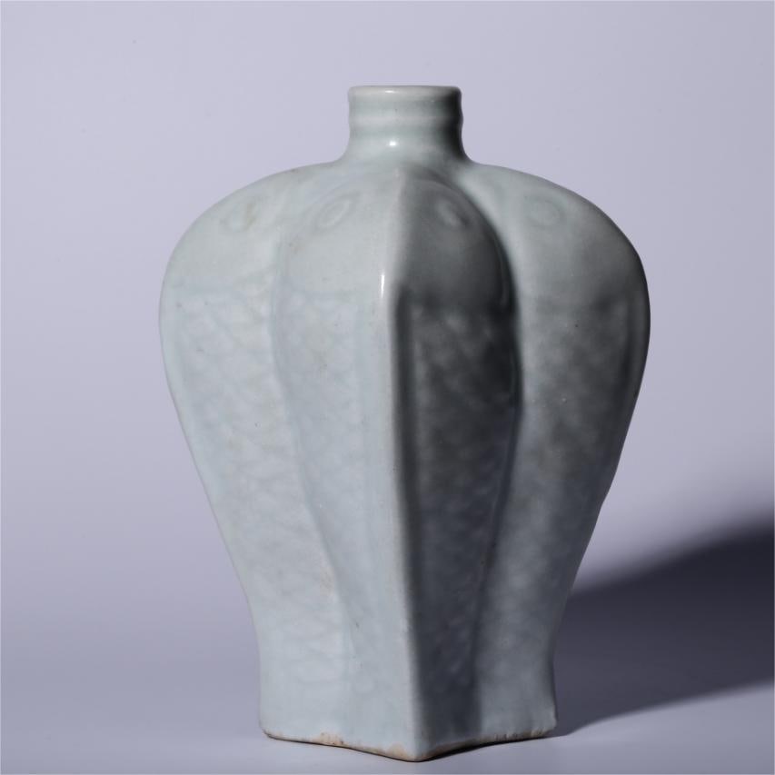 Exquisite Hutian kiln shadow celadon four fish square bottle: Exquisite Hutian kiln shadow celadon four fish square bottle Size:H:17.7cm L:9.5cm W:596g (The Dimensions Of All Batches Are Manually Measured.If You Need More Detailed Information, Please Contact Our
