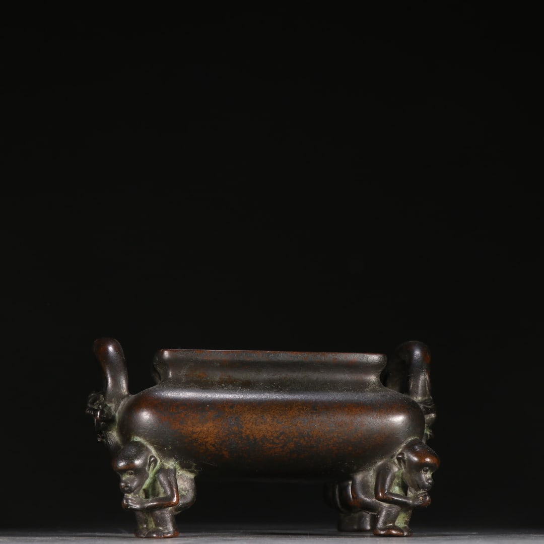 The copper tire four-monkey foot incense burner made in the Xuande era of the Ming Dynasty: The copper tire four-monkey foot incense burner made in the Xuande era of the Ming Dynasty Size:H:7.6cm W:13.5cm W:1570g (The Dimensions Of All Batches Are Manually Measured.If You Need More Detailed