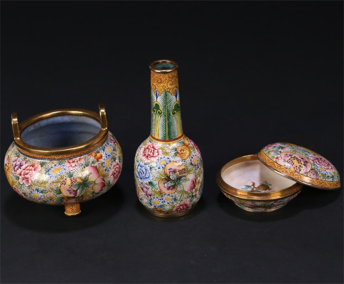 Qing Dynasty copper tire painting enamel three more flower pattern furnace bottle boxes: Qing Dynasty copper tire painting enamel three more flower pattern furnace bottle boxes Size:Stove:7.4x6.5cm Bottle?9.5x4.3cm Box:5.6x3cm W:331g (The Dimensions Of All Batches Are Manually Measured.If