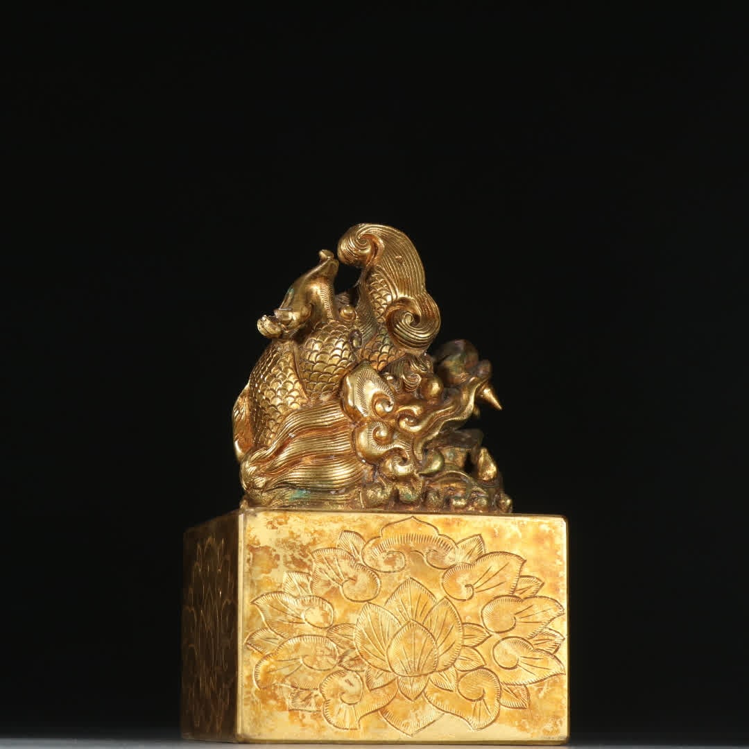 A Qing Dynasty copper gilt dragon button seal: Qing Dynasty copper gilt dragon button seal SIZE: H:12.5cm W:7.2cm W:2803.4g (The Dimensions Of All Batches Are Manually Measured.If You Need More Detailed Information, Please Contact Our Customer Ser