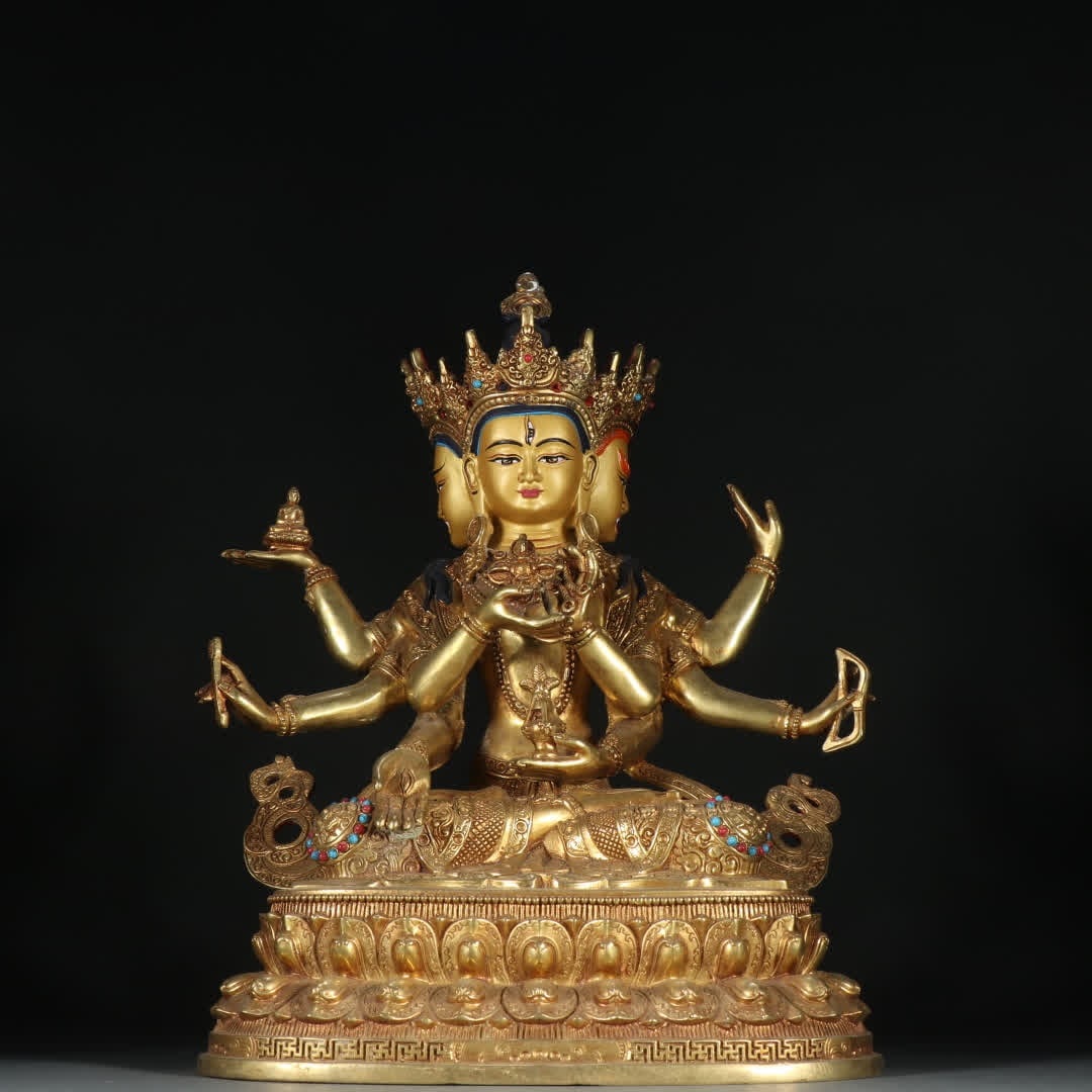 A piece of Qing Dynasty copper gilt statue is better than the Buddha Mother: Qing Dynasty copper gilt is better than the Buddha Mother SIZE: H:31.5cm W:24cm W:3159.6g (The Dimensions Of All Batches Are Manually Measured.If You Need More Detailed Information, Please Contact Our