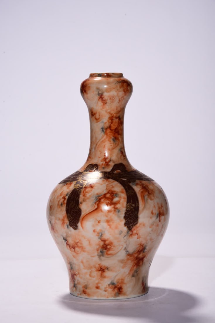 A Qing Dynasty Yongzheng year stone pattern glazed baggage streamer with gold-painted garlic bottle (1 of 7)