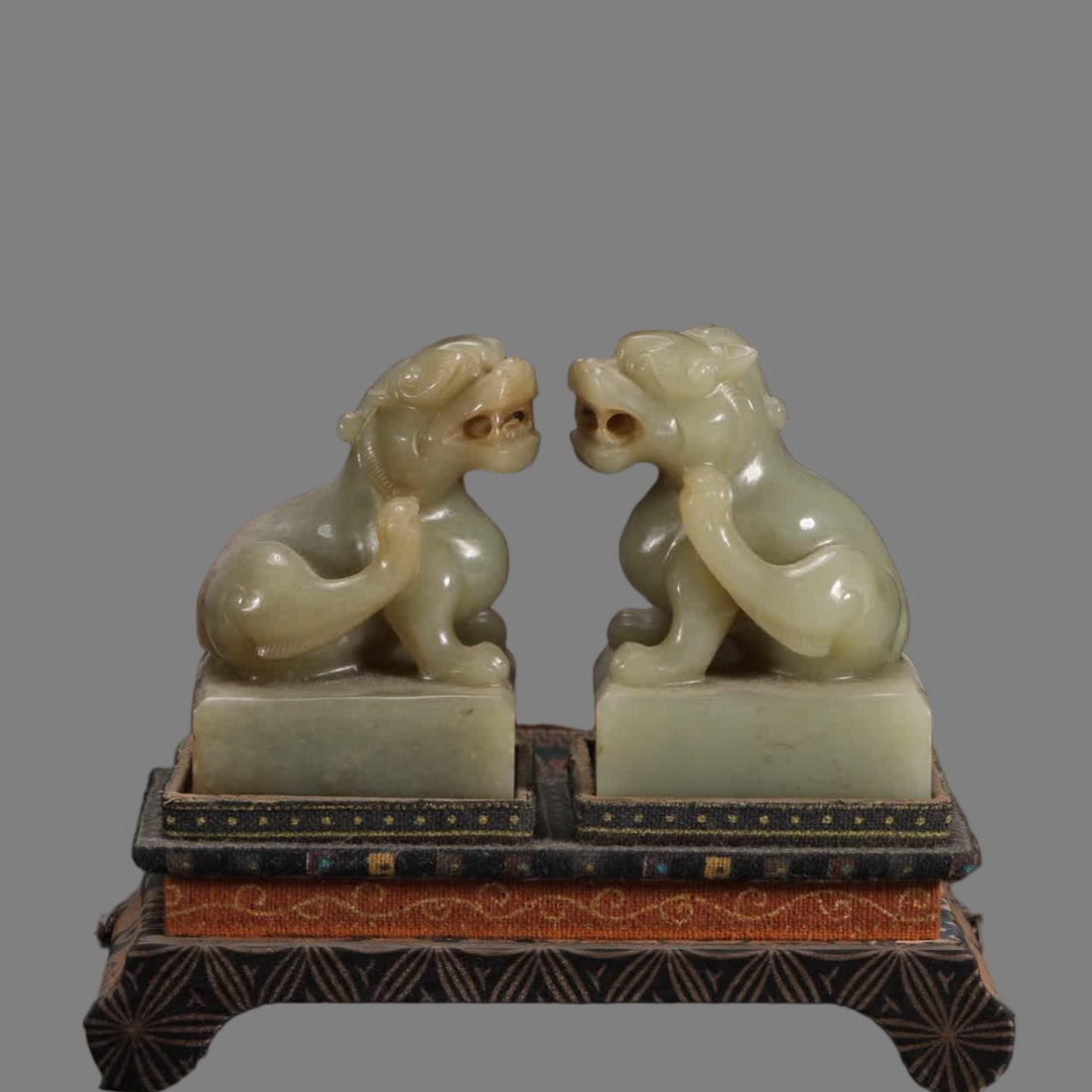 A pair of Qing Dynasty Hetian white jade seals (1 of 9)