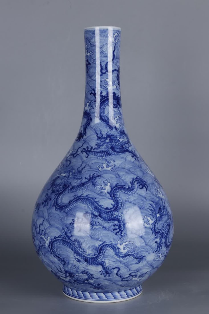 A blue and white nine-dragon pattern long-necked gall bottle (1 of 9)