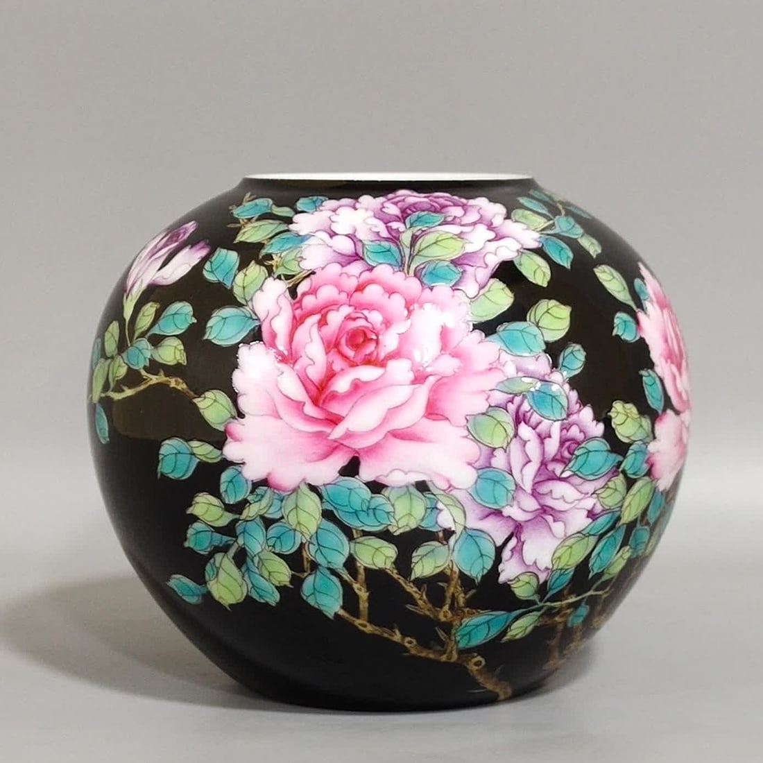 A Qing Dynasty Yongzheng black gold glazed peony flower water bowl (1 of 8)