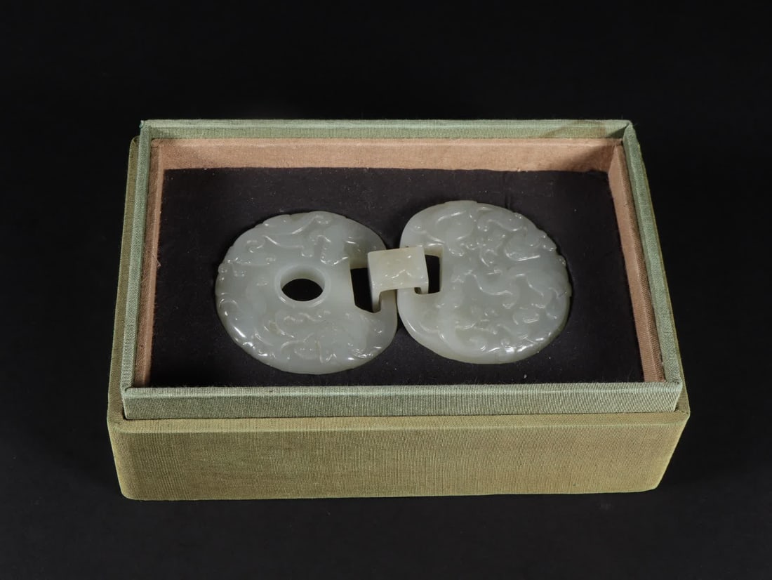 A piece of Qing Dynasty Hetian jade seed material dragon and phoenix buckle (1 of 9)