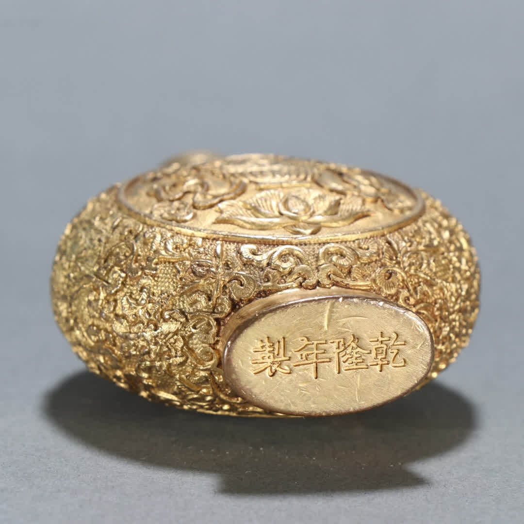 A Qing Dynasty copper gilt eight-treasure pattern snuff bottle - 9