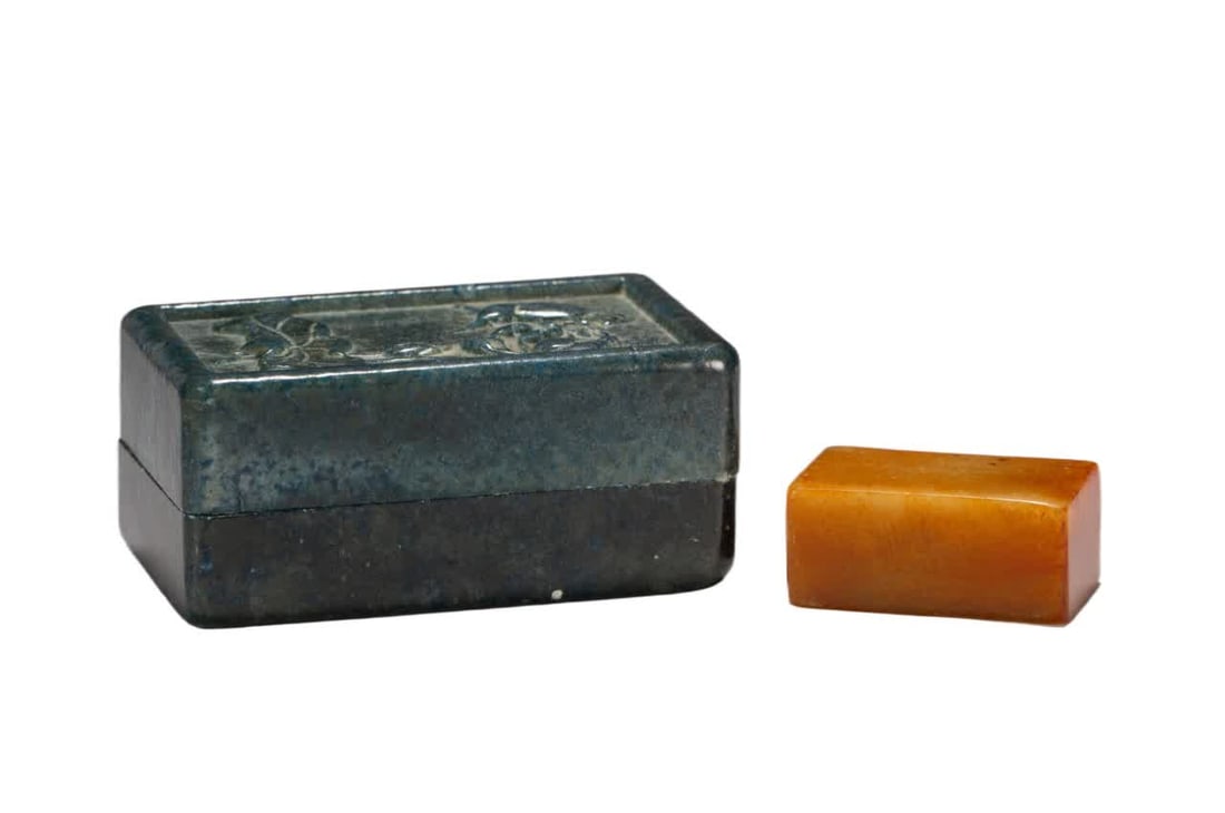 A Qing Dynasty Tian Huang seal: Qing Dynasty Tian Huang Seal SIZE: L:8cm W:5cm H:3.5cm W:340g (The Dimensions Of All Batches Are Manually Measured.If You Need More Detailed Information, Please Contact Our Customer Service