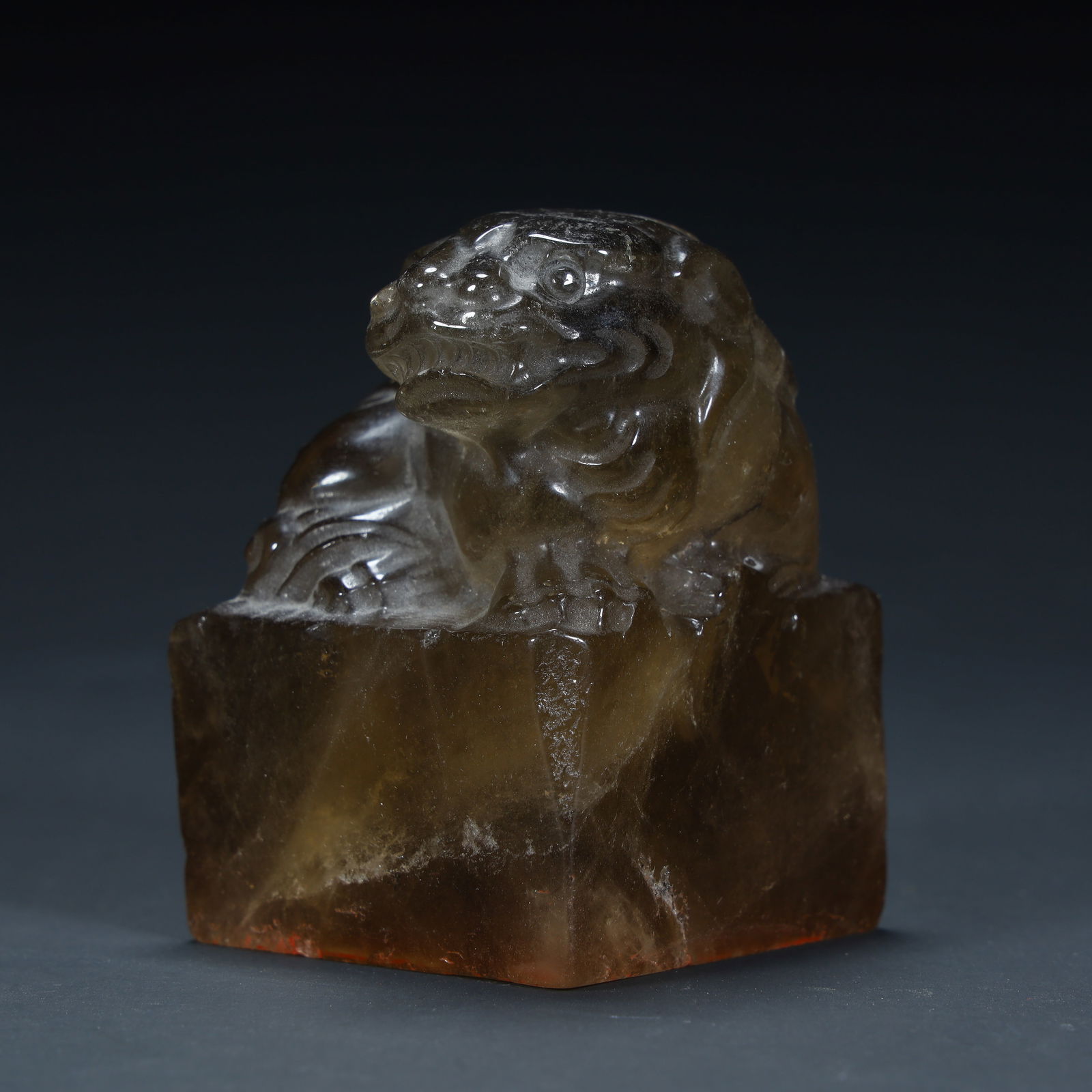 Qing Dynasty tea crystal beast button seal: Qing Dynasty tea crystal beast button seal SIZE: Height 7.2cm Length 5.4cm Width 5cm Weight 402g (The Dimensions Of All Batches Are Manually Measured.If You Need More Detailed Information, Please Cont