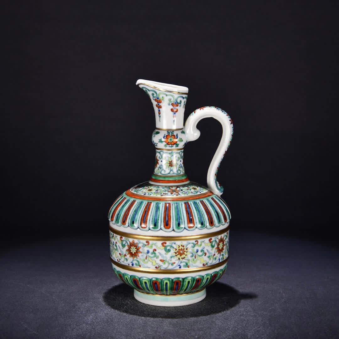 A piece of Qing Yongzheng Doucai entwined flower pattern with gold flower pouring (1 of 9)