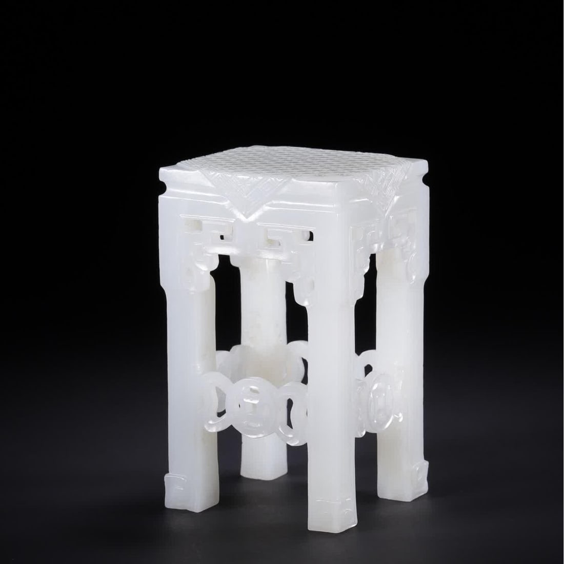 A Qing Dynasty Hetian jade square table: Qing Dynasty Hetian jade square table SIZE: 8.3x5.0x4.5cm W:131g (The Dimensions Of All Batches Are Manually Measured.If You Need More Detailed Information, Please Contact Our Customer Service