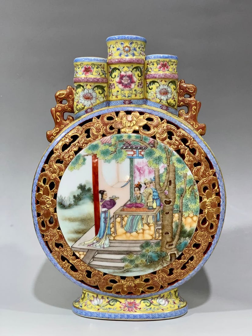 A piece of Qianlong year yellow ground intertwined lotus Fushou pattern alum red gold carved hollow: Qianlong year system, yellow ground intertwined lotus Fushou pattern, alum red gold-painted carving, hollow edge character story window, triptych amphoraural moon vase SIZE: H: 28.5cm MouthD: 4cm