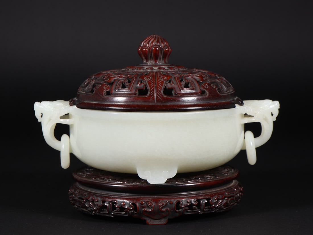 A beautiful Hetian jade furnace: "Hetian jade furnace The furnace shape is regular, the three-legged furnace, the amphora stove, the jade is delicate, the surface is smooth, the furnace body is carved and decorated, presumed to be cl