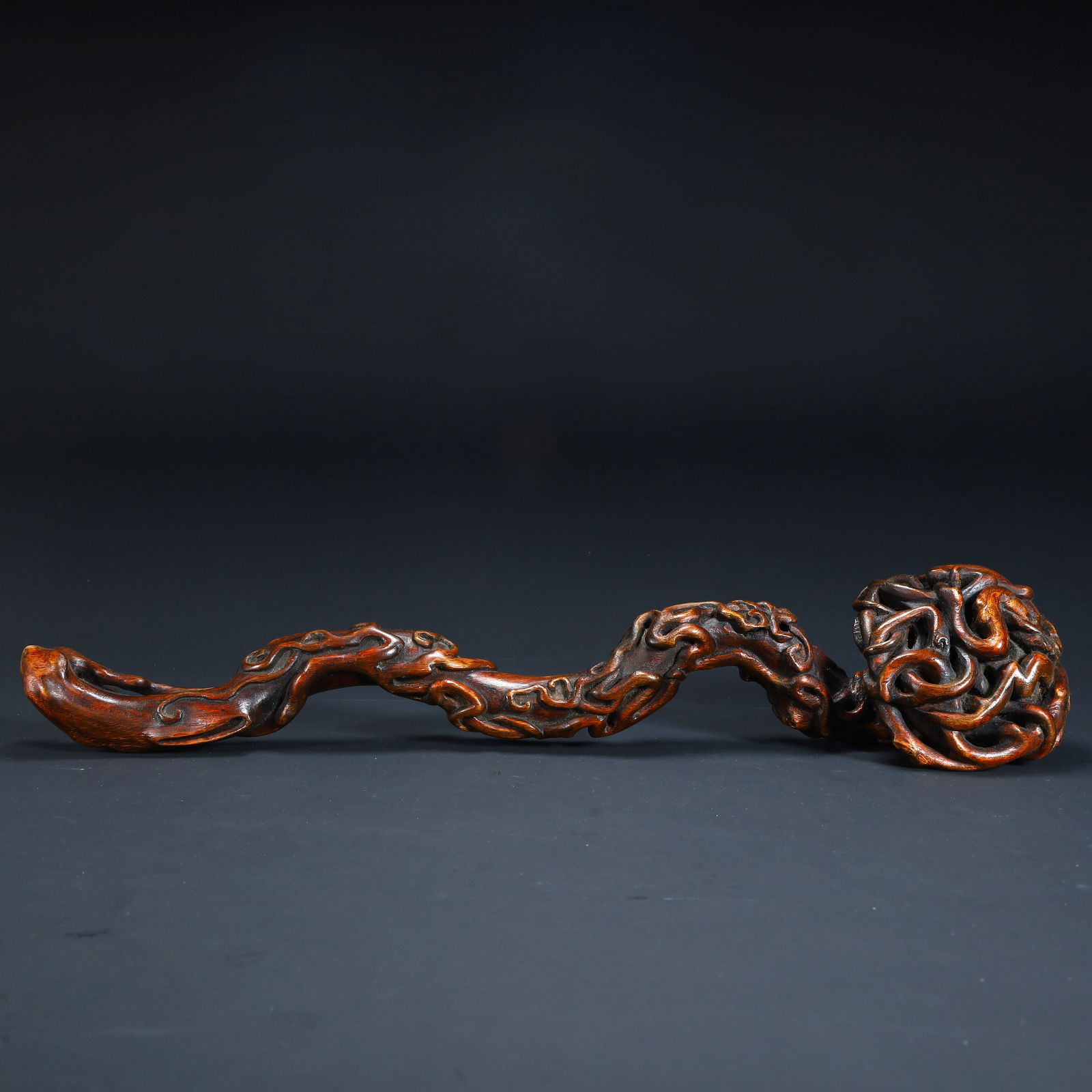 Qing Dynasty agarwood "root pattern" is as good as it sounds: Qing Dynasty agarwood "root pattern" is as good as it sounds SIZE: Length 42cm Width.5cm Weight 139g (The Dimensions Of All Batches Are Manually Measured.If You Need More Detailed Information, Please