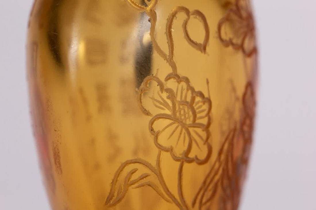 A Qing Dynasty material snuff bottle - 9