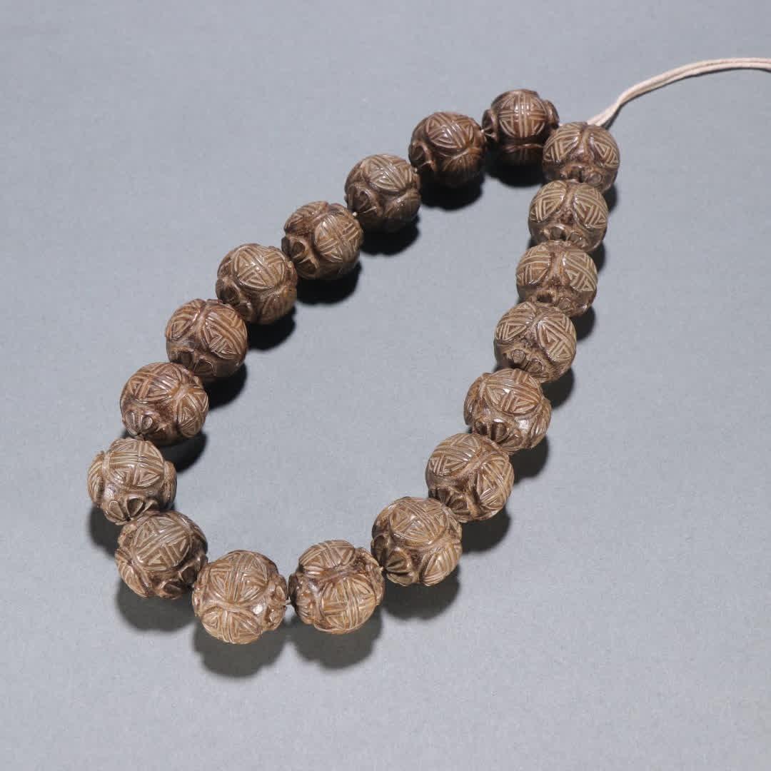 A piece of Qing Dynasty agarwood tuan longevity pattern eighteen sons held: Qing Dynasty Agarwood Tuanshou Pattern Eighteen Sons Hold SIZE: Bead diameter 2.4cm W: 148.9g (The Dimensions Of All Batches Are Manually Measured.If You Need More Detailed Information, Please