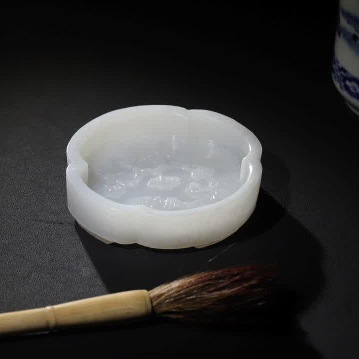 A Qing Dynasty white jade begonia-shaped pen wash: White jade material, jade white and moist, uniform thickness of the inner chamber, fine grinding and polishing, the shape of the vessel is washed and refined, the washing shape is like the shape of a