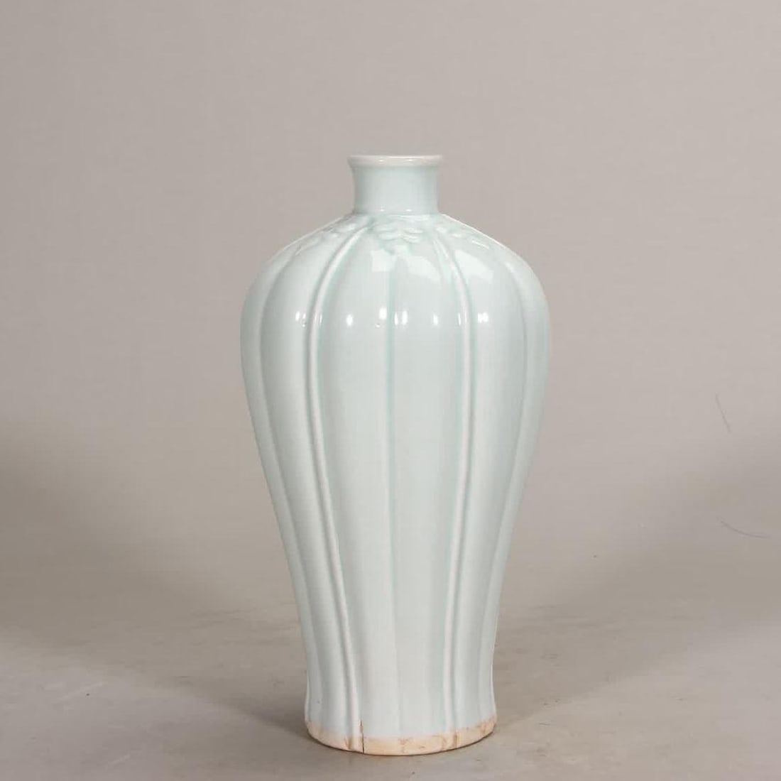 A Songhu field melon plum bottle: Songhu field melon ridge plum bottle SIZE: H:19.7cm (The Dimensions Of All Batches Are Manually Measured.If You Need More Detailed Information, Please Contact Our Customer Service Before Bidding.)