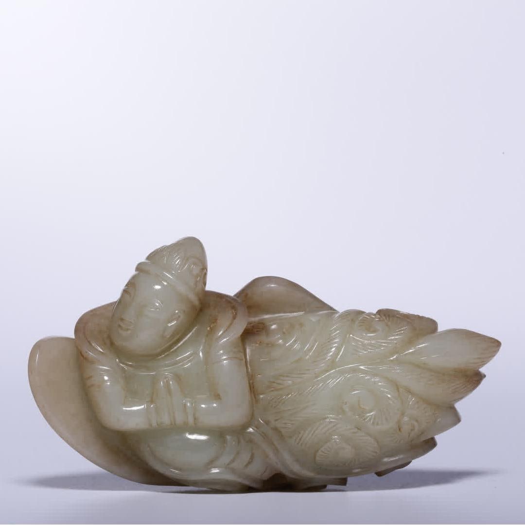A piece of 'Song Yuan' Hetian jade seed material with skin Qin flying into the sky: "Song Yuan" Hetian jade seed material with skin Qin flying into the sky SIZE: H:4.0cm L:7.3cm T:2.2cm W:72.3g (The Dimensions Of All Batches Are Manually Measured.If You Need More Detailed Information