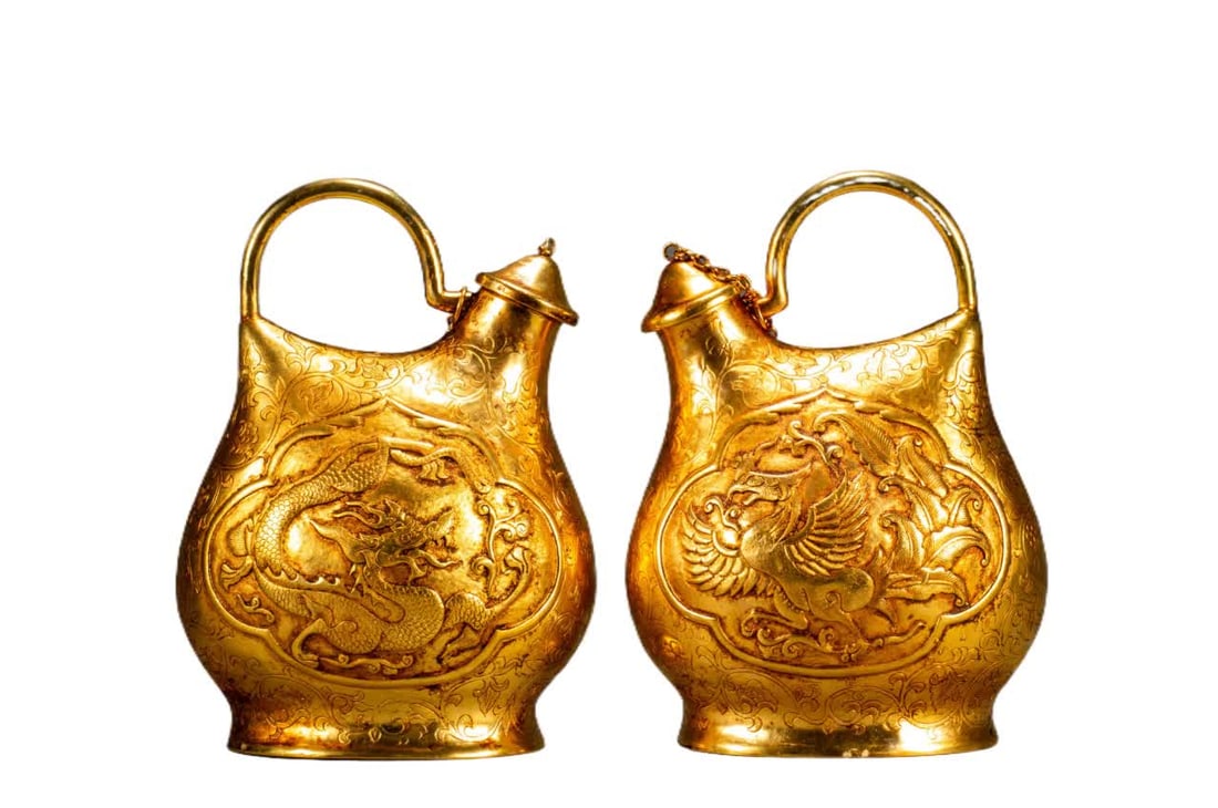 A pair of Qing Dynasty copper-gilt dragon and phoenix skin pots: Qing Dynasty copper gilt dragon and phoenix skin pot SIZE: L:15cm W:10cm H:20cm (The Dimensions Of All Batches Are Manually Measured.If You Need More Detailed Information, Please Contact Our Customer